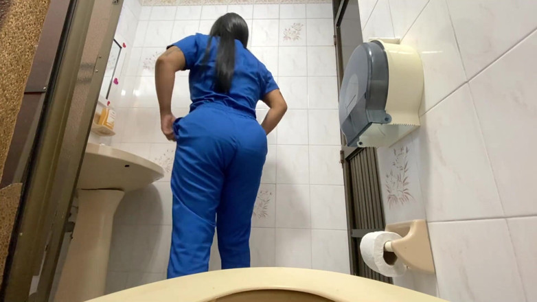 irina69star: Telecamera cattura l'infermiera che piscia nel bagno dell'ospedale (grande getto)