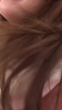 La seducente ragazza mora si sditalina la figa pelosa fino all'orgasmo estatico