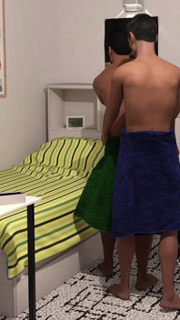 Vacaciones de verano - el deportista universitario hace una paja en las duchas