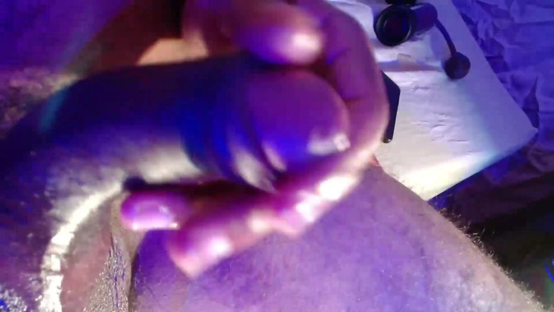 Tommhot: Hete harige man masturbeert en kreunt