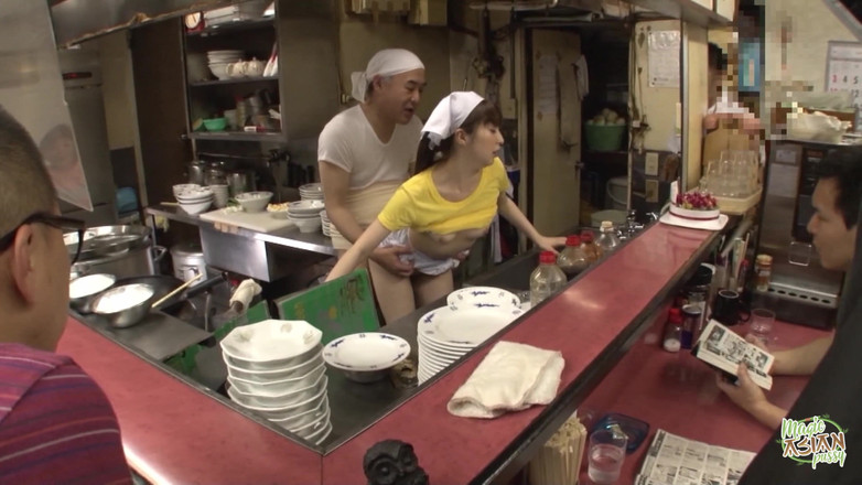 Magic Asian Pussy: Di toko roti ini, dia bekerja dengan santai, tetapi kemudian...
