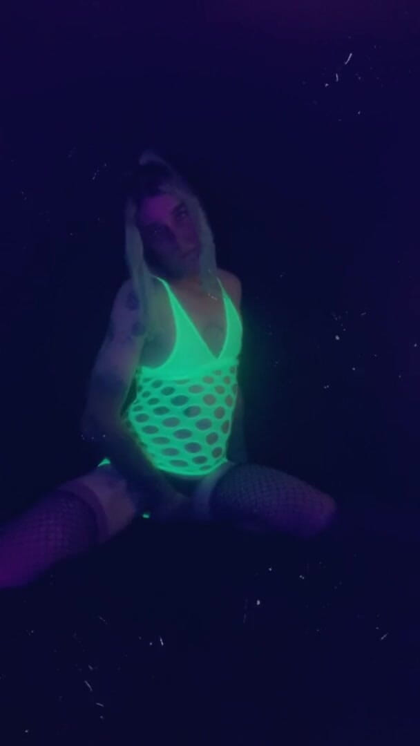 CarmenMelatonin: La ragazza sexy del party vuole essere scopata