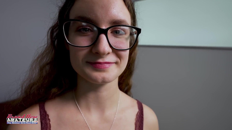 Brand New Amateurs: Tiener nerd komt binnen voor auditie zuigt pik en neukt...