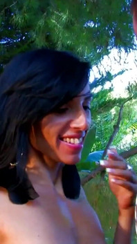 Morena Bettina Kox com peitos naturais fode e faz um boquete para Rob Diesel