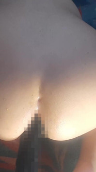 Banci cantik lagi asik muasin memeknya pakai dildo favoritnya