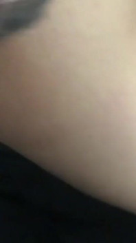 Un joven tatuado se acuesta con su colega