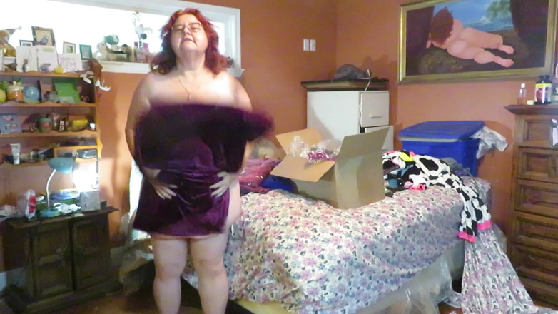 BBW nurse Vicki adventures with friends: Parte 3 provando nuovi oggetti per i video che fanno spettacolo...