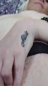 British Mature Lady Skyler Goes Naked & Masturbates Herself on Cam