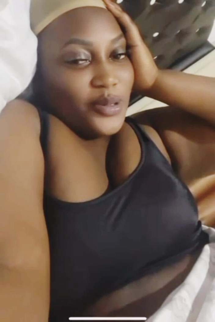 Me and my new slut: मोटी साँवली लड़की की बड़ी मोटी चूत है और वह हस्तमैथुन करती है