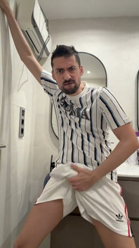 Papi Se Corre En Baño Público