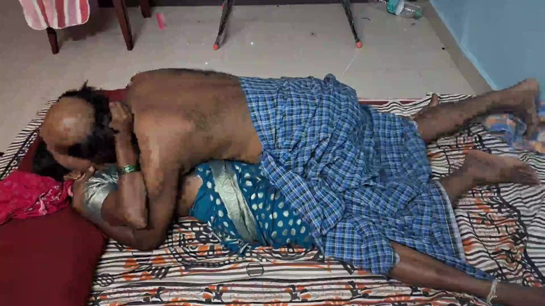 Desi palace: Tiempo para adultos - esposa india del pueblo folla con su...
