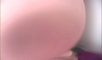 Solo Austria: Sexy morena montando sybian