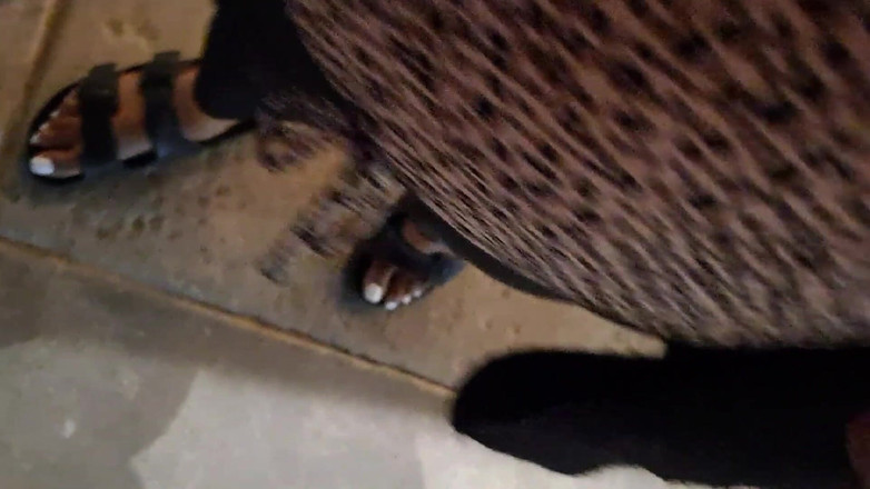 Foot Patrol: Nikki ile ayak ayak emiyor randevu