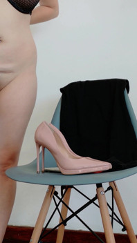 Ținuta zilei - Little Dress negru, nailon și tocuri