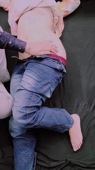 Vicky Thakur: Siyah iç çamaşırlı çoraplı orta yaşlı seksi kadın ateşli sırasında orgazm olmak...