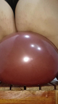 Usando i miei grandi glutei e il mio sedere per rimbalzare su dei palloncini e farli scoppiare