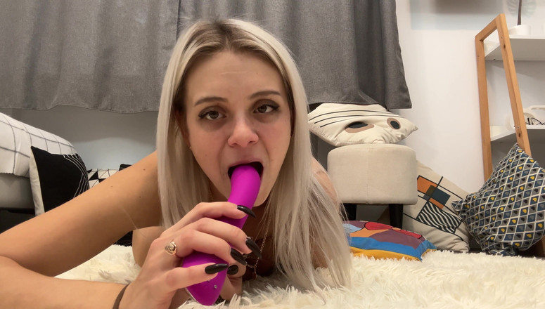 LoveHomePorn: Une douce étudiante blonde se masturbe sur le sol du dortoir...