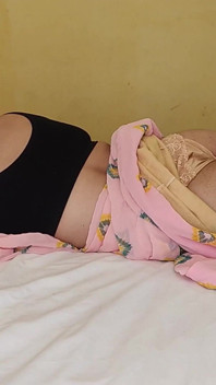 Sexy Bhabhi šukání kundičky po masáži nohou