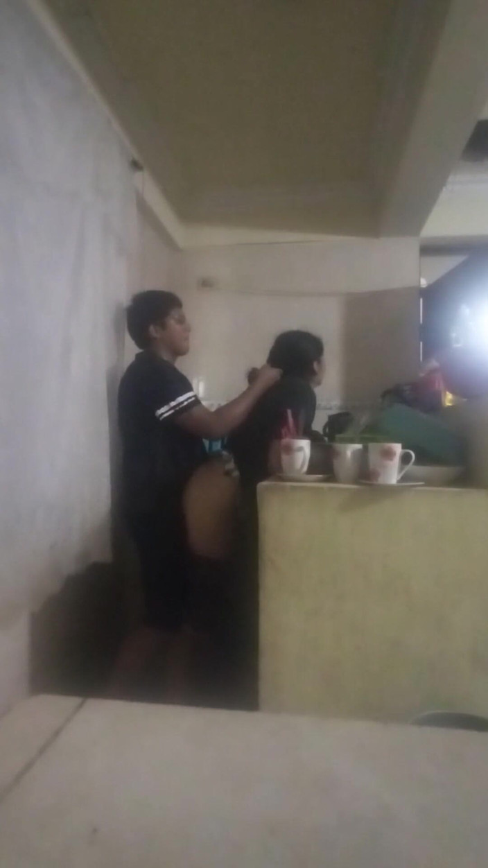 E-Alfa: Pembantu rumah dikongkek di dapur (isteri saya hampir menemui kami keluar)