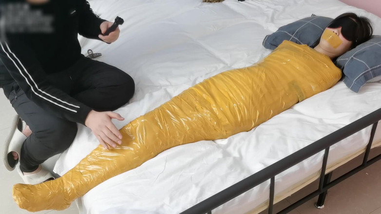 Asian bondage: Eine süße barfüßige Freundin benutzt Klebeband, um ihren ganzen Körper...