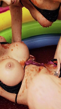 Cảnh cặp đôi 2_lesbian hồ bơi làm tình trong bộ bikini trong hồ bơi thạch