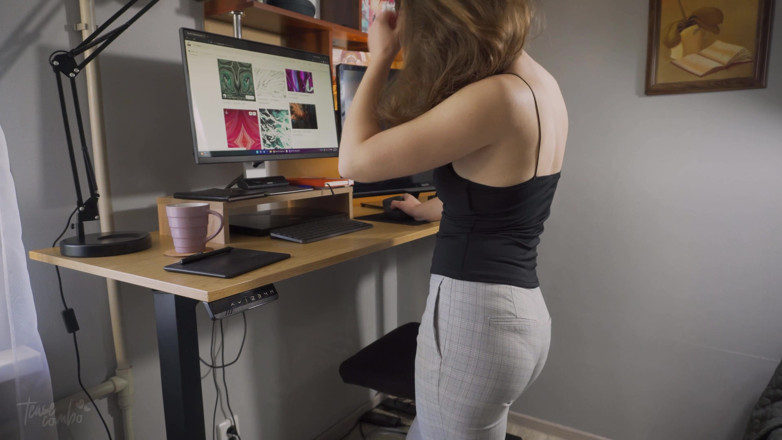 Teasecombo 4K: เพื่อนร่วมงานเซ็กซี่ในกางเกงรัดรูป แ-tease หีและกางเกงในหลังเต็ม