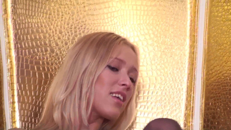 Femdom Austria: Mega seksowna blondynka i jej zwierzak
