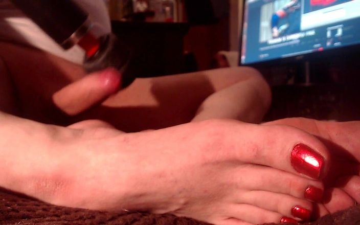 Barefoot Stables: Sissy sử dụng rung cảm và bắn tinh trên giày...