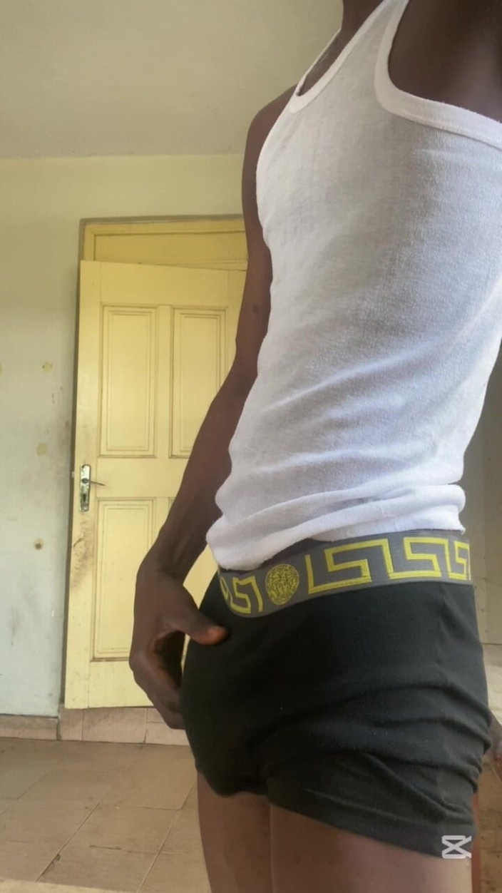 Slimniqqa: Napalona nastolatka z college'u szarpie BBC