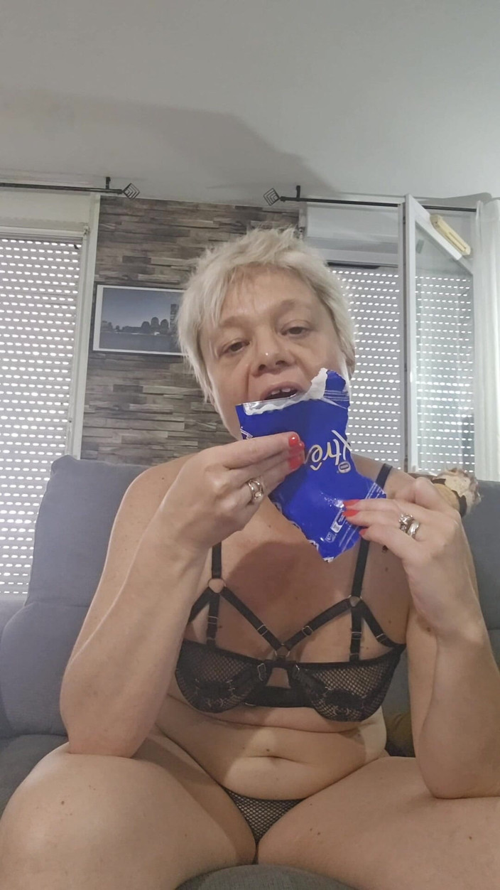 Sofy13: Я смокчу це морозиво, наче це твій член... Мій язик справді гарячий, моя пизда вже наскомніла.