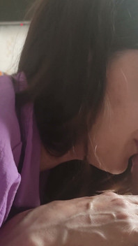 내 작은 달콤한 자지를 빠는 걸 좋아하는 배다른 여동생