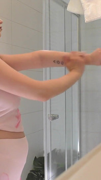 Super hot bella tettona vera rossa si toglie le mutandine e tocca la figa rasata stretta & fa esibizionismo il culo sotto il vestito