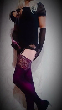 Crossdresser w czarnej sukience