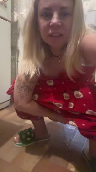 Jag gör en sypree direkt i köket nära spisen och tvättar juice överallt