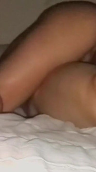 Nos beaux-parents partent en voyage et mon demi-frère profite de l’occasion pour me baiser énormément