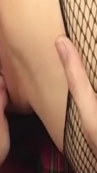 금발 십대 Bella는 나일론을 입고 발정난 이웃에게 오르가즘을 빨아