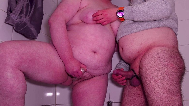 Ladybottox: Mi Madrastra Me Sorprendió En La Ducha, Ambos Chorreamos Incontrolablemente