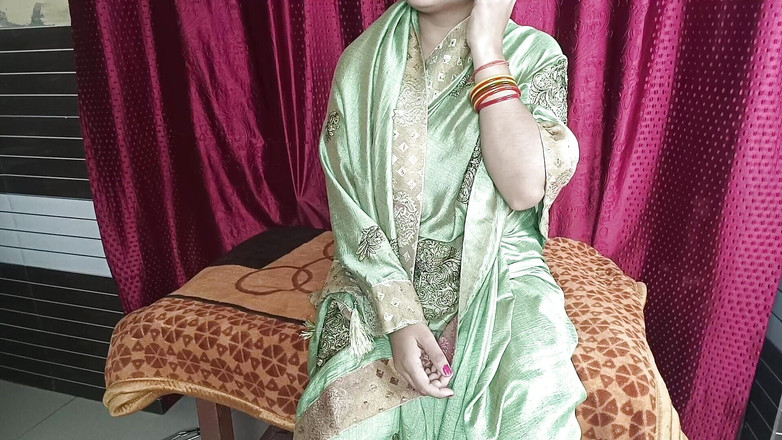 Pyaripooja22: 今天，我的丈夫不在房子里，我和我的小鲜肉在我的房间里享受了非常激烈和浪漫的性爱。