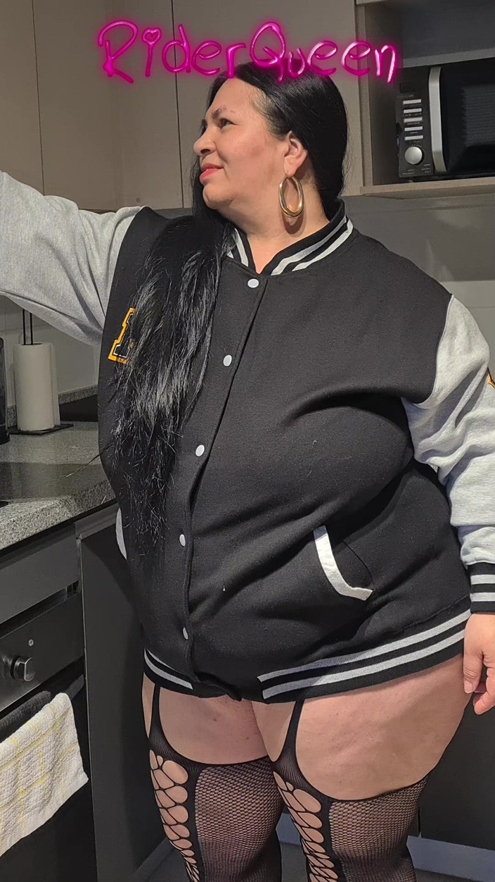 Riderqueen BBW Step Mom Latina Ebony: Je cuisine un gros cul