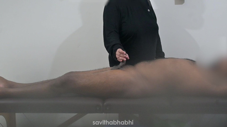 savithabhabhi: Hanndjob nella spa catturato dalla telecamera