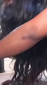 Une MILF noire à forte poitrine chevauche une bite bien dure pour un facial
