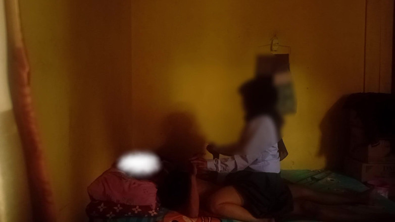 Famly sex: 大学から帰宅したティーンエイジャーが、誰もいないのに自分の継父の家にいる