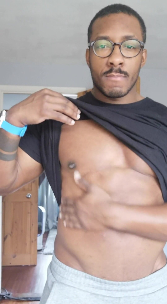 Amadeus: Un grande cazzo grasso in joggers. Nuovo video comin questo...