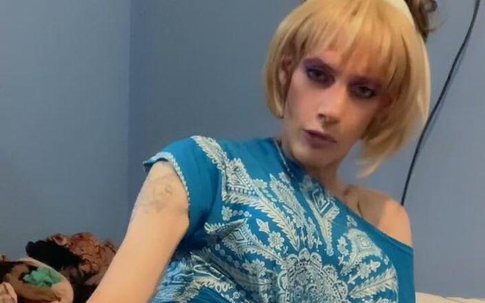 Lisa Luvly: 火辣短发金发女郎