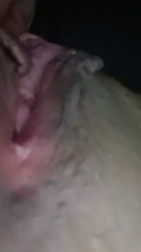 Mi sveglio eccitato di notte e inizio a scopare la figa con un cetriolo. Primo piano della figa bagnata di una matura amatoriale.
