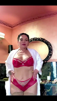 Mijn nieuwe rode lingerie