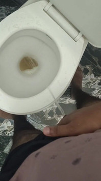 Cu mine se pișă băiatul fierbinte nud