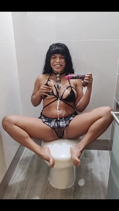 Anabel 693: 淫荡学生在浴室里干她的喉咙