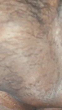 Kapalı odada, arkadaşım götüme ve ağzıma büyük kalın bir penis sokmaktan zevk aldı