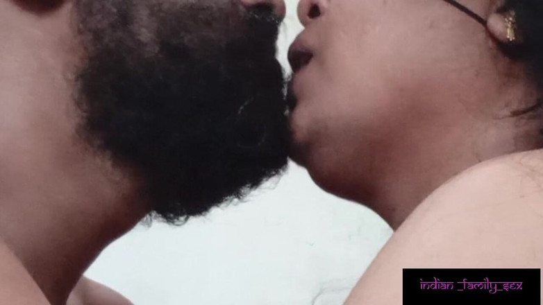 Indian IFS: Mama vitregă îl sărută pe fiul vitreg